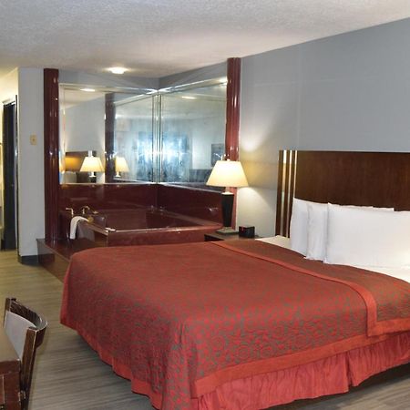 Days Inn & Suites By Wyndham Winnie Exterior photo