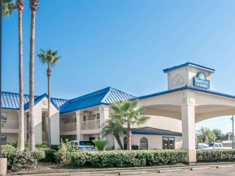 Days Inn & Suites By Wyndham Winnie Exterior photo