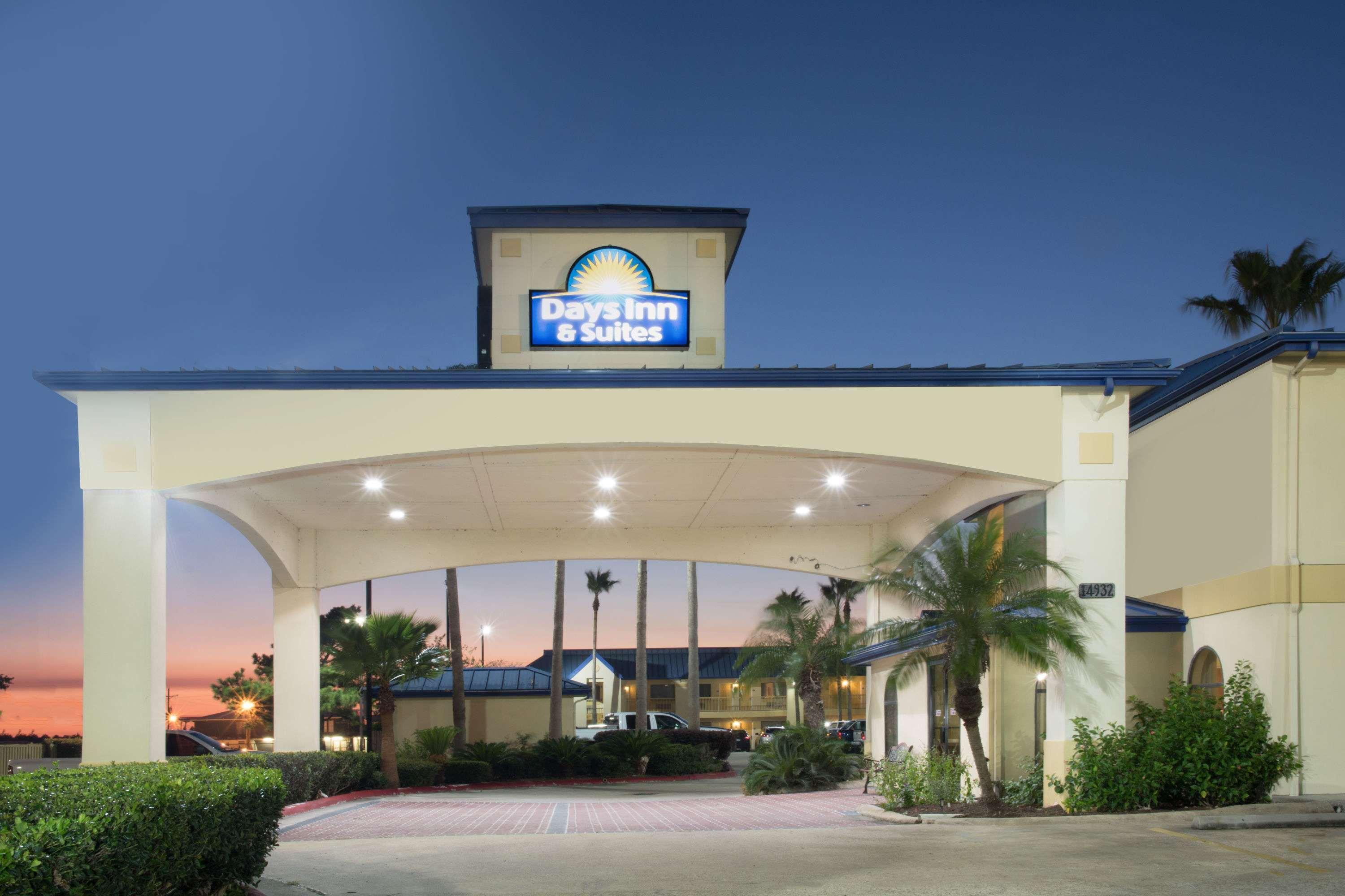 Days Inn & Suites By Wyndham Winnie Exterior photo