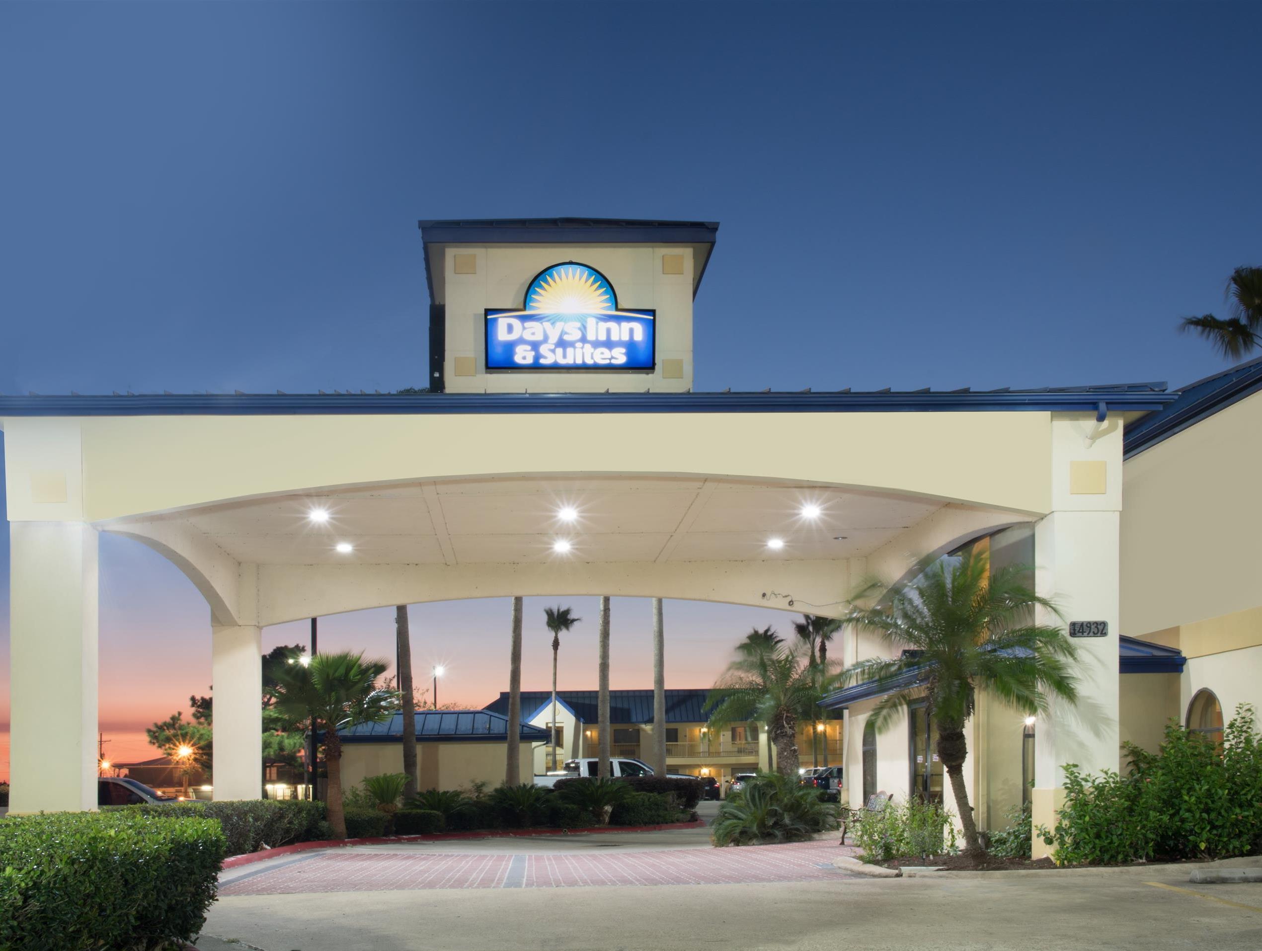 Days Inn & Suites By Wyndham Winnie Exterior photo
