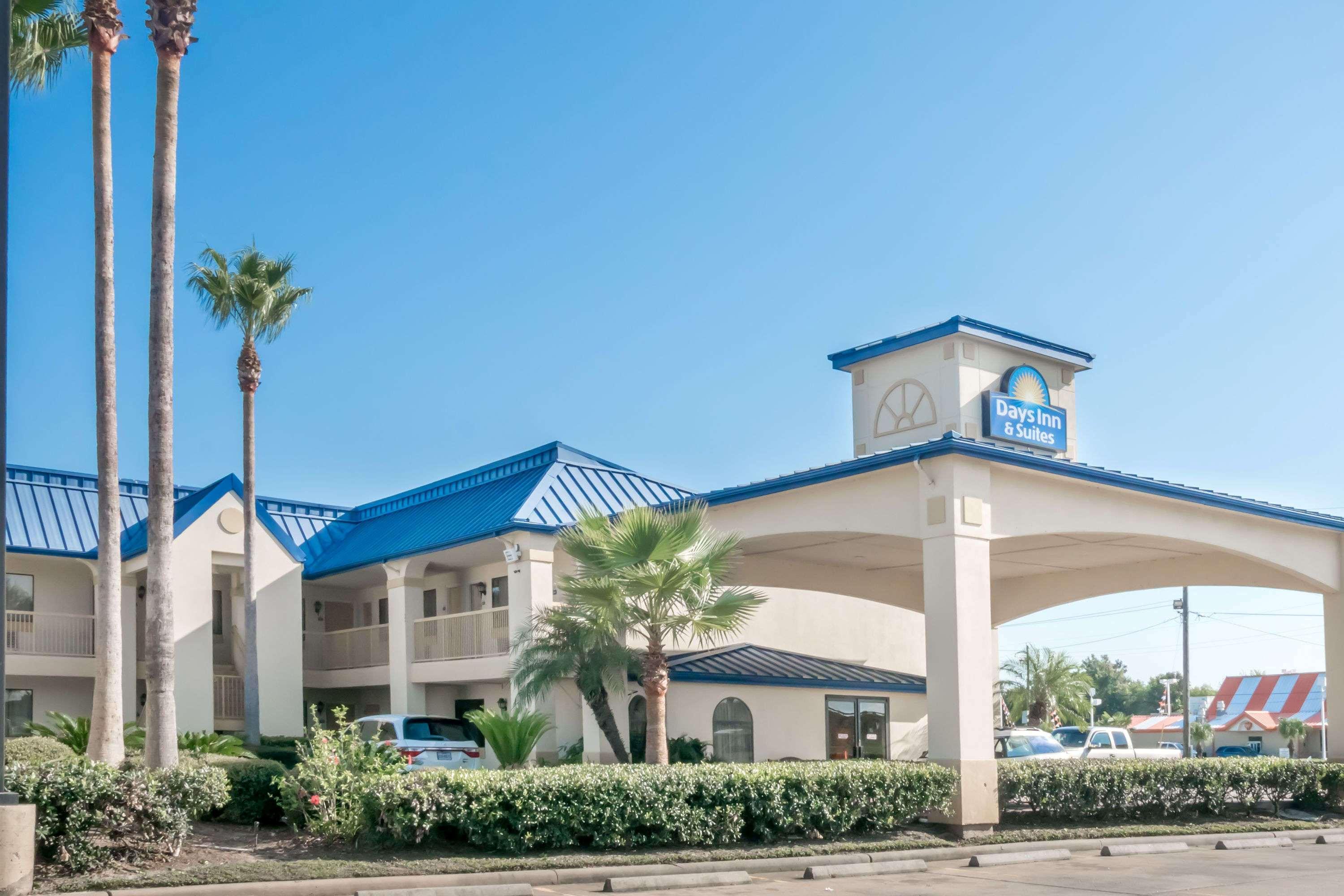 Days Inn & Suites By Wyndham Winnie Exterior photo