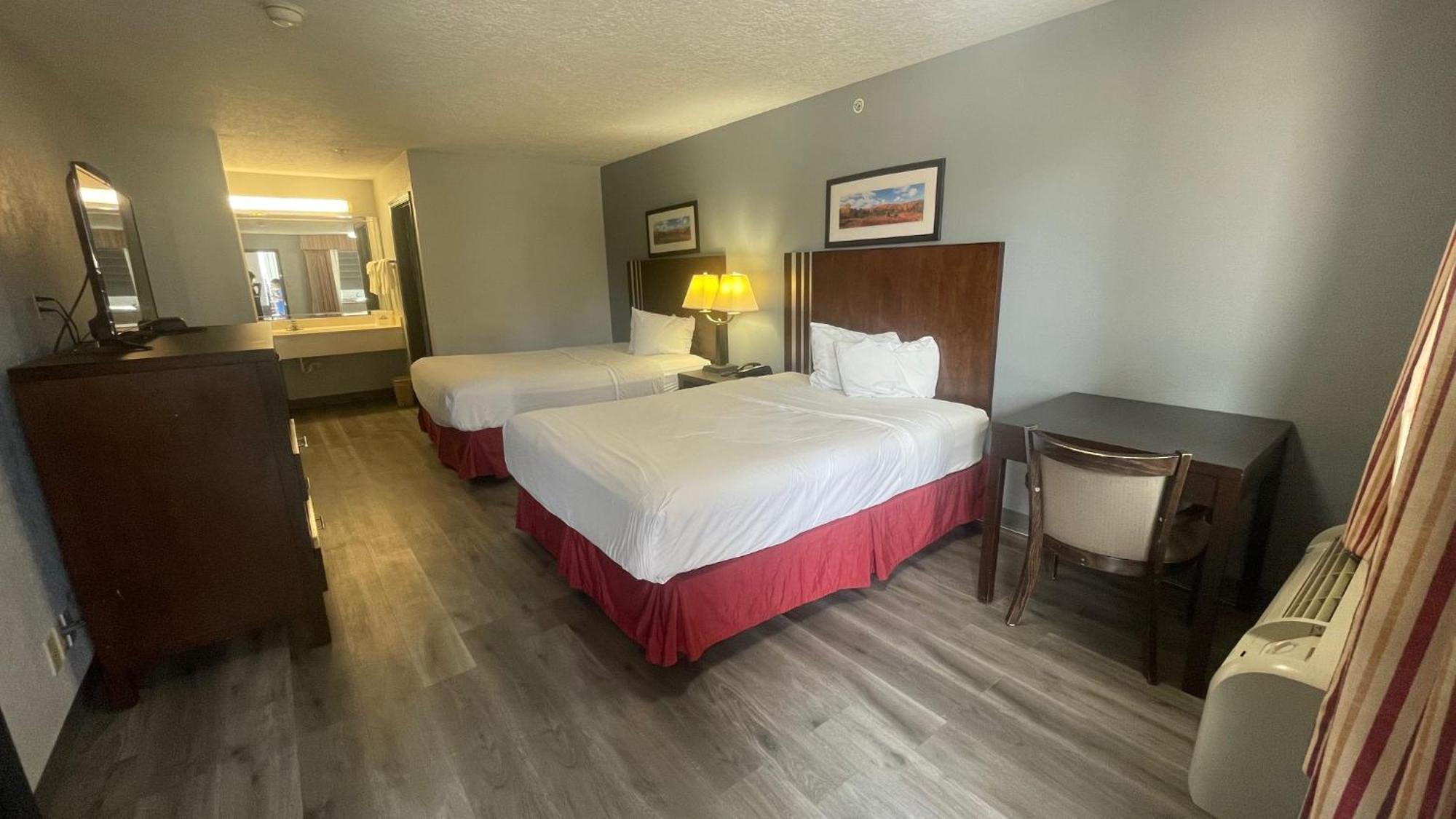 Days Inn & Suites By Wyndham Winnie Exterior photo